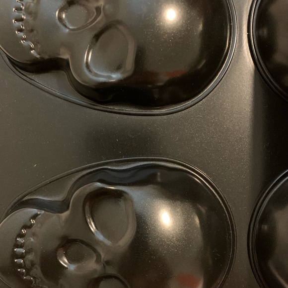 NEW Nordic Ware Skull Cakelet Halloween Bakeware, Haunted Pan, Bronze - Picture 7 of 12